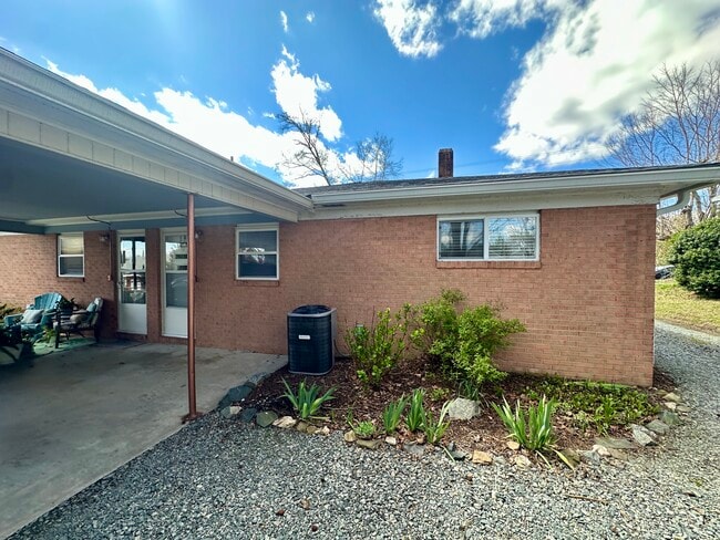 Building Photo - 705 Pennington Ave