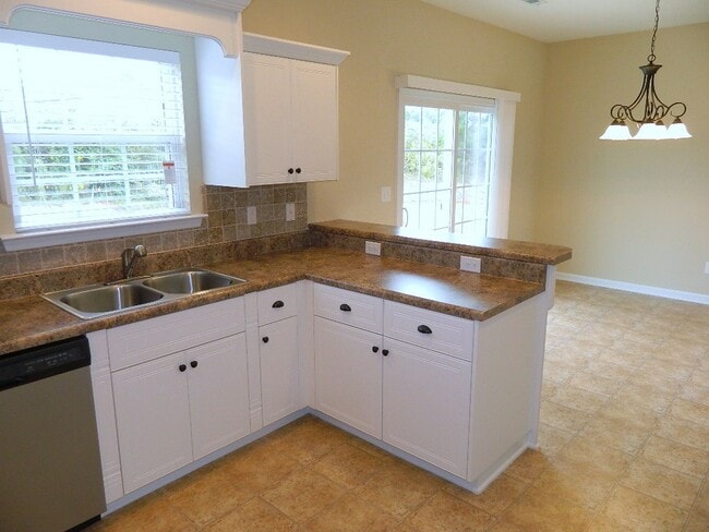 Building Photo - 899 Westlawn Dr