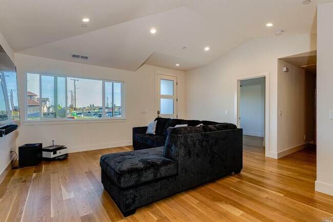 Foto del edificio - 1327 Crestview Ct