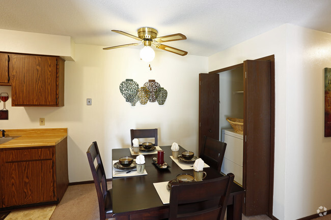 Two Bedroom - Dining Area - Ridgewood of Perrysburg