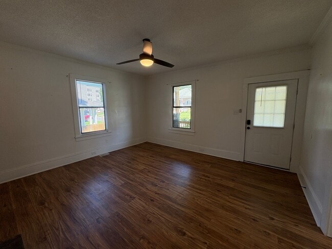 Building Photo - Charming 2 Bedroom Home Minutes from Uptown
