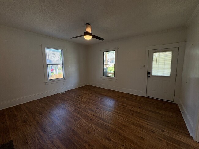 Foto del edificio - Charming 2 Bedroom Home Minutes from Uptown