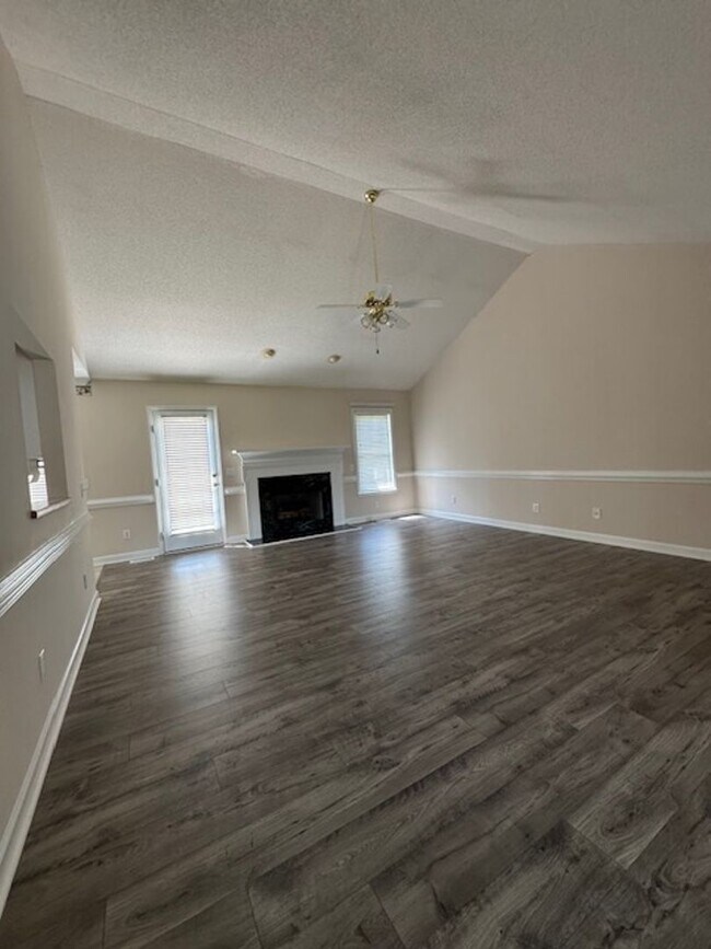 Foto del edificio - 135 Adler Ln