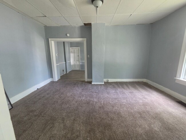Building Photo - 2 bedroom townhouse style apartment on west side.