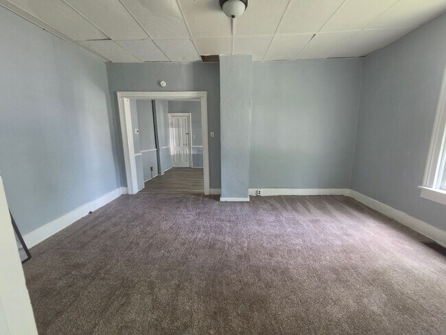 Foto del edificio - 2 bedroom townhouse style apartment on west side.