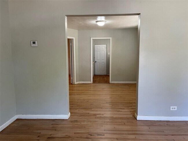 Building Photo - 3302 Fairview Ave