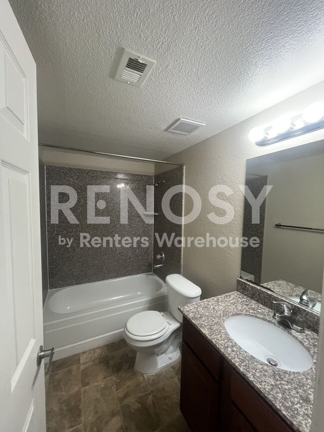 Foto del edificio - 5026 River Glen Dr