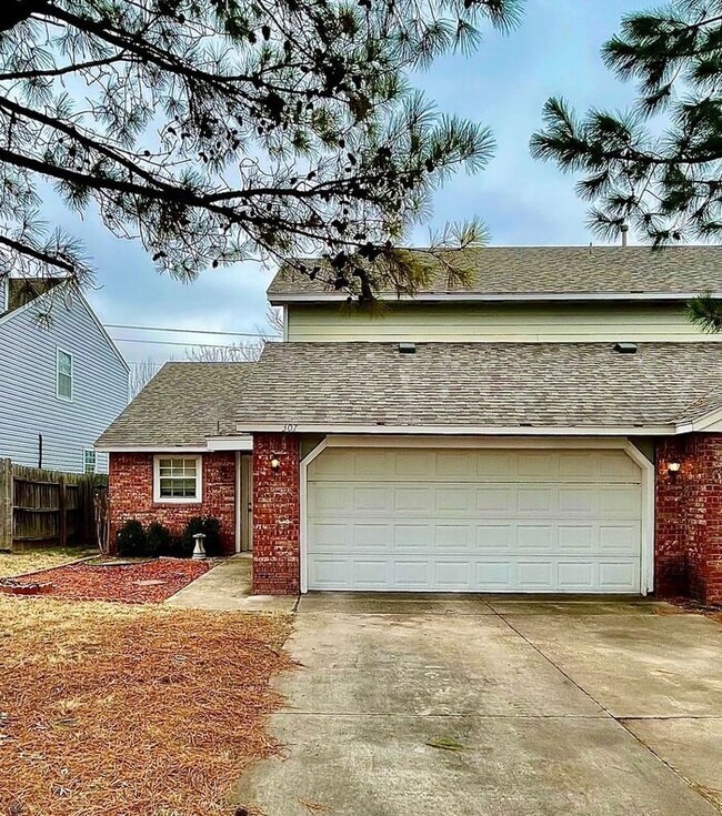 Building Photo - Wonderful Duplex just off of Main St in No...
