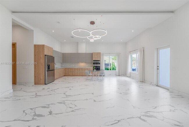 Foto del edificio - 635 SW 9th St