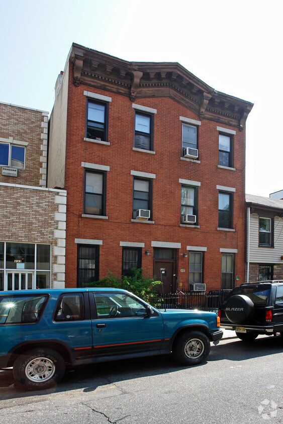 Building Photo - 235 16th St