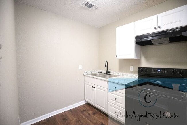 Building Photo - Recently renovated 1 bed, 1 bath apt - washer, dryer and utilities included!! HUD accepted!