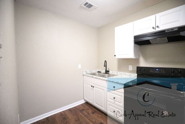 Foto del edificio - Recently renovated 1 bed, 1 bath apt - washer, dryer and utilities included!! HUD accepted!