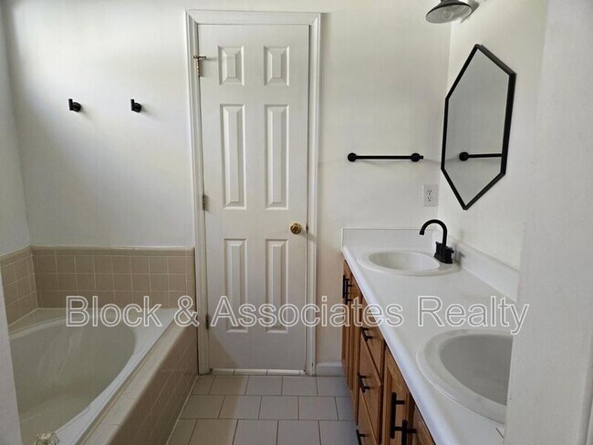 Foto del edificio - 1624 Nesfield Pl