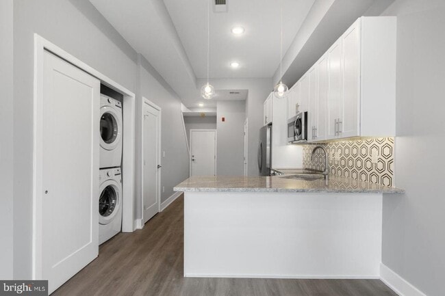 Building Photo - 2119 N Front St