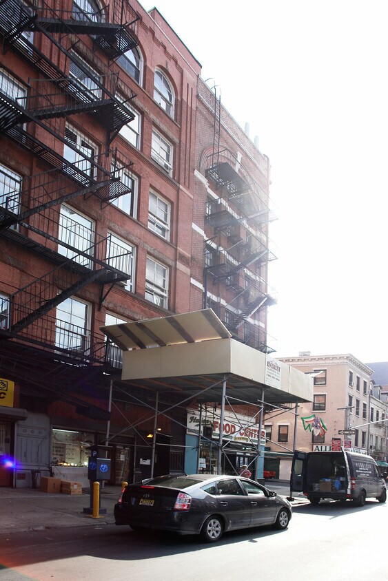 Building Photo - 186 Grand St