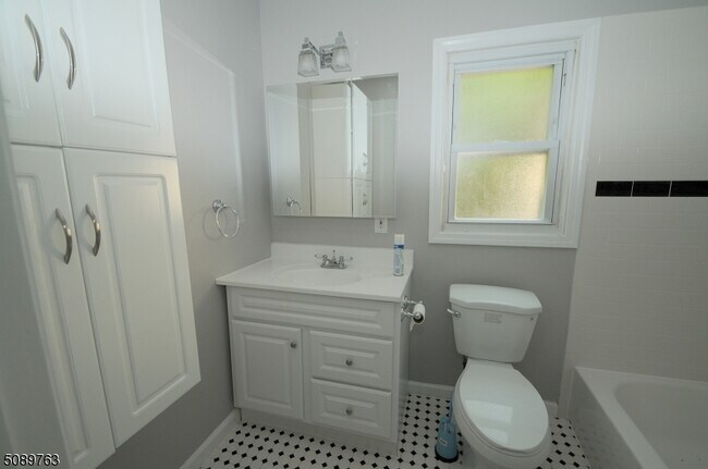 Building Photo - 512 Colver Rd
