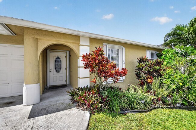 Foto del edificio - Sophisticated 3BD/2BA Single-Family Home in the Heart of Greenacres Gated Community