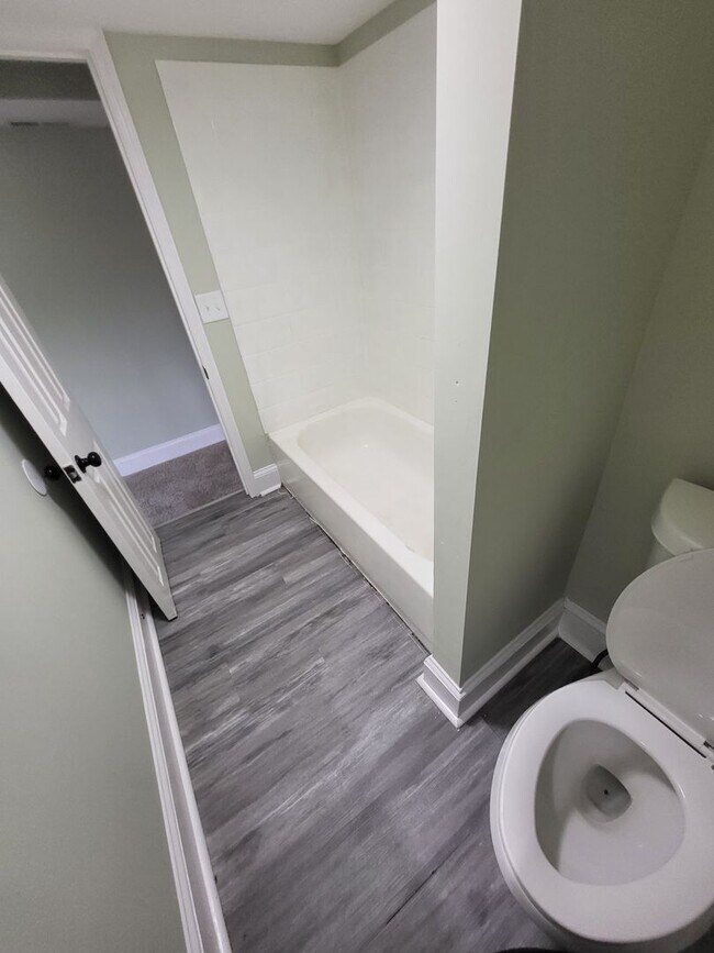 Foto del edificio - 2 Bed 1 Bath with a Bonus Room in Basement