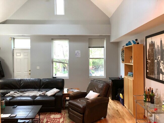 Foto del edificio - 2118 N Hoyne Ave