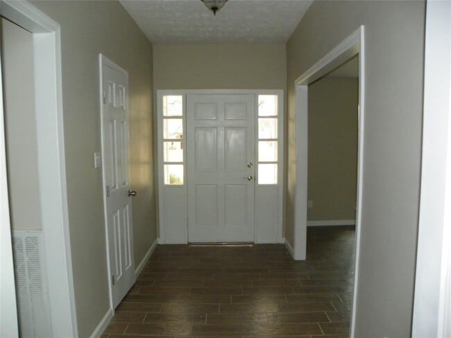 Building Photo - 18027 Bambriar Dr