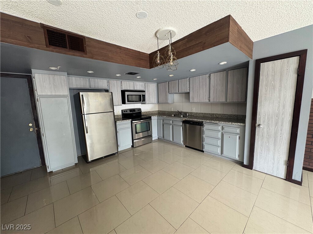 Foto principal - 5457 Escondido St