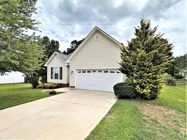 Building Photo - 3040 Hereford Ln