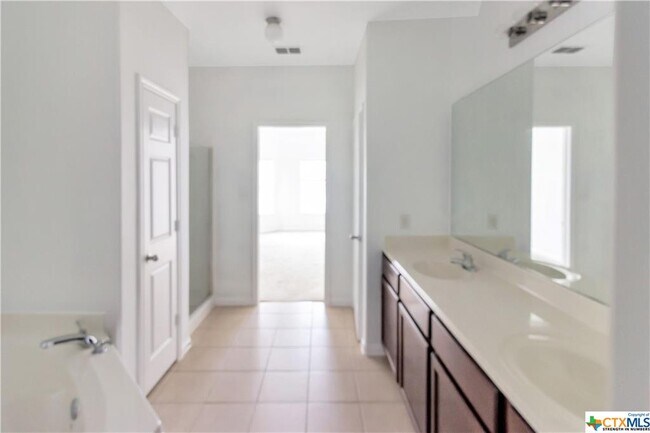 Foto del edificio - 221 Sapphire Ln