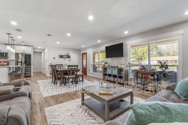 Building Photo - 708 Marcia Cir