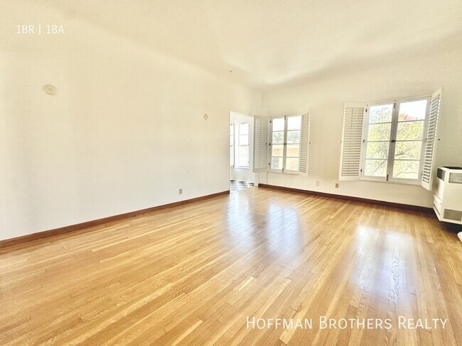 Foto del edificio - 5044 Rosewood Ave