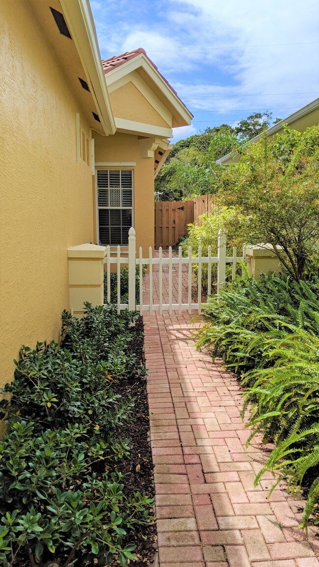 Building Photo - 8956 SE Mars Street  Hobe Sound FL 33455