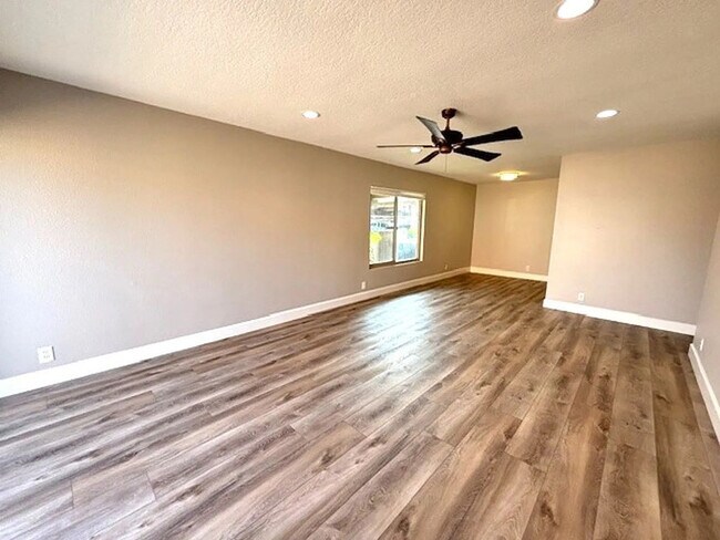 Foto del edificio - 2174 Larch Ln