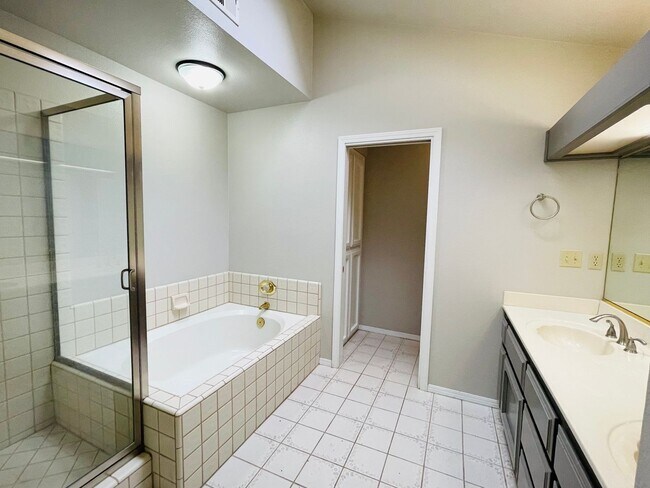 Building Photo - $2,250 Shepherd & Perrin 3 Bedroom, Comm. ...