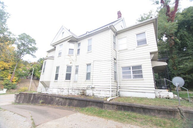 Building Photo - Charming 4-Bedroom Home with Modern Amenit...