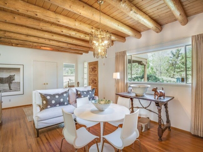 Foto del edificio - 126 Mateo Cir N