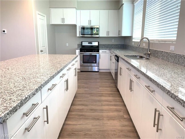 Building Photo - 4 br, 3.5 bath Townhome - 1510 W 1st St # 34