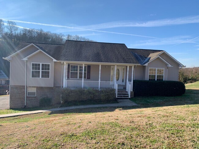 Building Photo - 3 Bedroom 2 Bath Home w/Garage in Boyds Creek