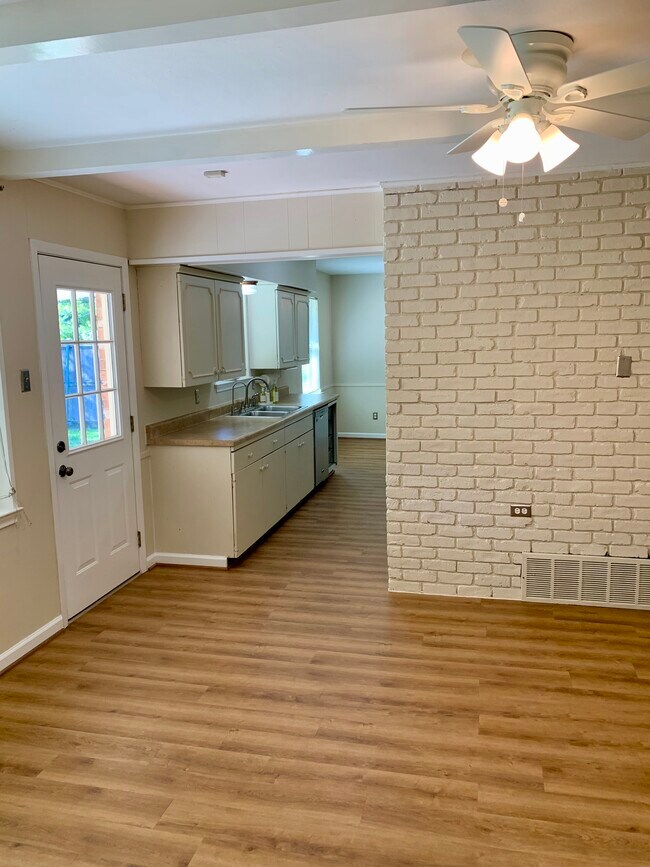 Foto del edificio - 717 Gaylewood Dr