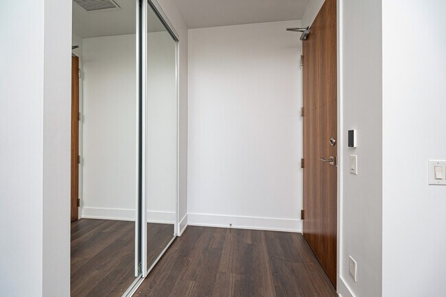 Photo du bâtiment - 111 St Clair Ave W