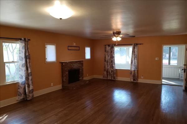 Building Photo - Desired Wood Street Home