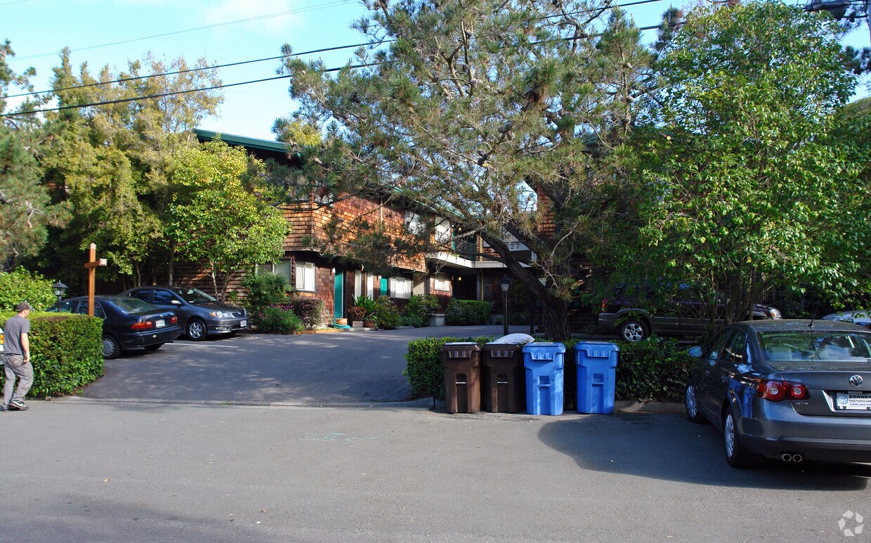 Building Photo - 927 E Blithedale Ave