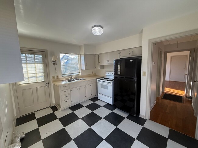 Foto del edificio - Charming 2-Bedroom Apartment in Decatur, A...