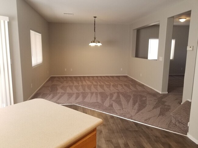 Building Photo - 4 Bedroom Single Family!!