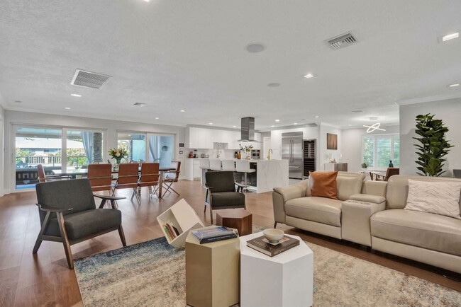 Building Photo - 5841 Bayview Dr