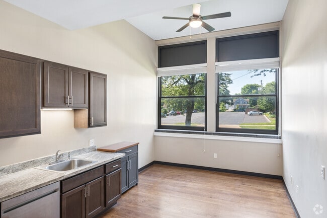 1 dormitorio, 1 baño - 650 pies cuadrados - Sala de estar - Washington Senior Apartments