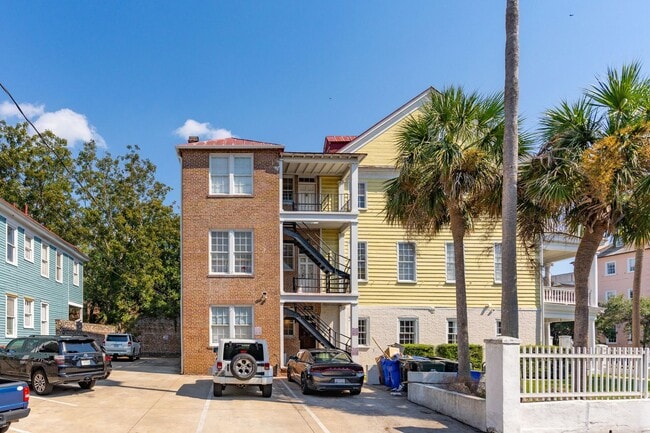 Building Photo - Spacious Three Bedroom Apartment on Calhoun Street