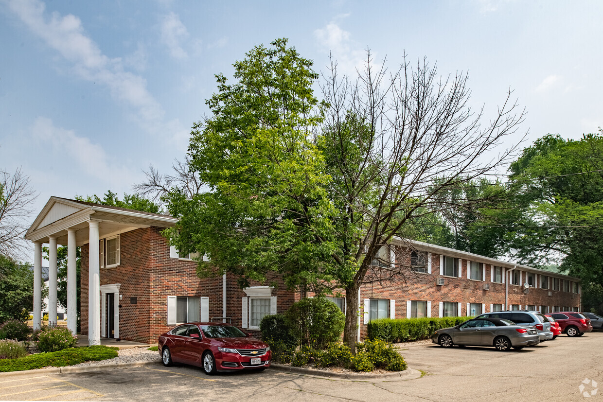 Primary Photo - Colonial Apartments