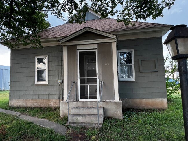 Building Photo - Located in the heart of Buffalo, OK!