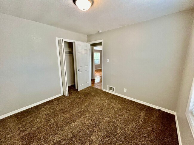 Building Photo - 2 Bedroom Apartment on Patty Jewett Golf C...