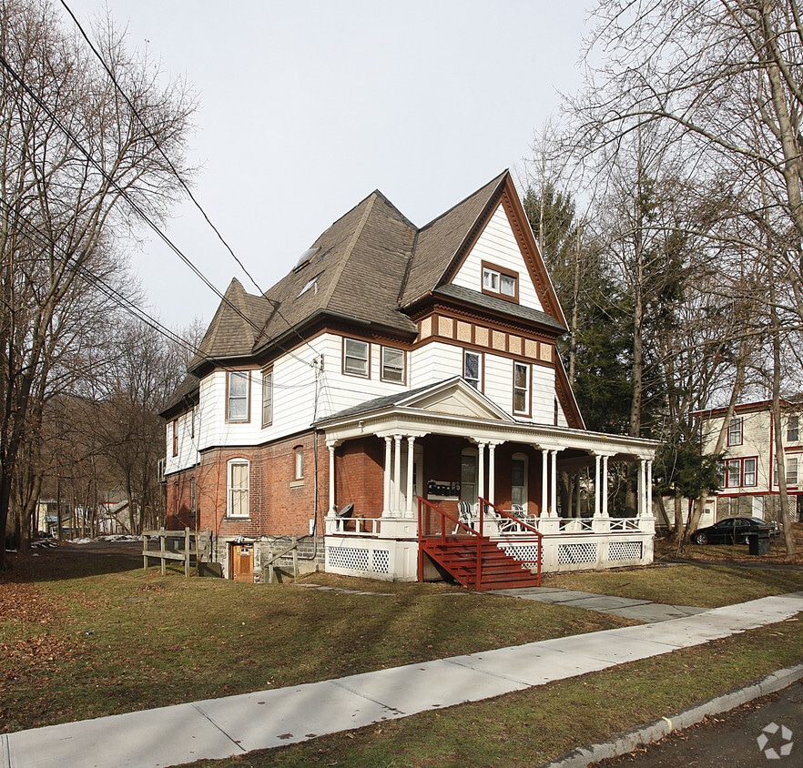 Building Photo - 31 Watkins Ave