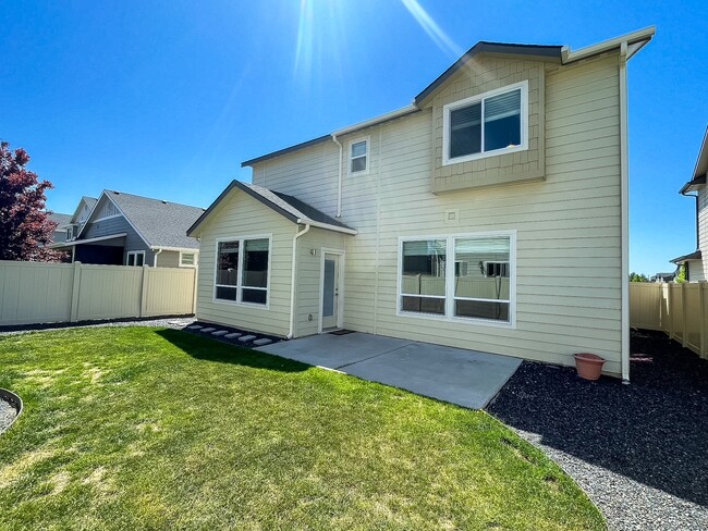 Building Photo - 2592 E Blackstone Dr